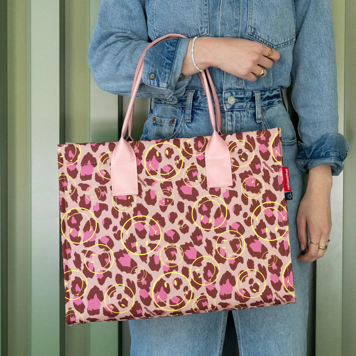Daily Shopper - Smiley Leo Blush